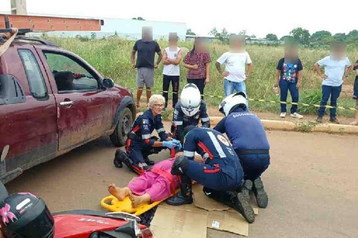 Mulher fica em estado grave pós colisão entre Strada e Honda Biz