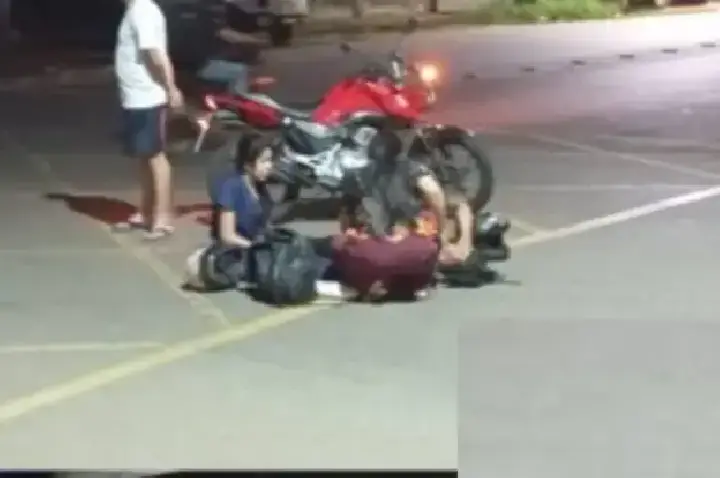 Mulher fica ferida após colisão entre carro e moto no centro de Porto Velho