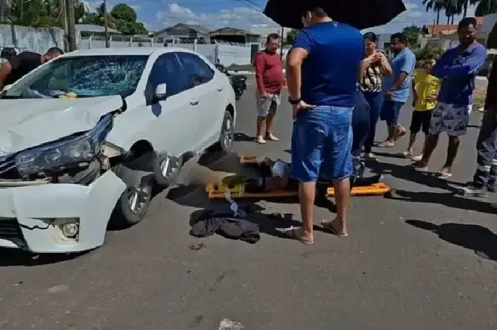 Mulher fica gravemente ferida após acidente entre bicicleta elétrica e carro em Rondônia