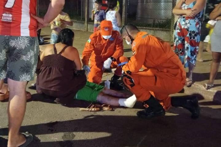 Mulher sofre fratura exposta depois de violenta colisão entre duas motocicletas na Avenida Amazonas