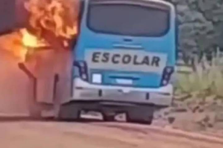 Ônibus de transporte escolar pega fogo com crianças a bordo em Candeias do Jamari
