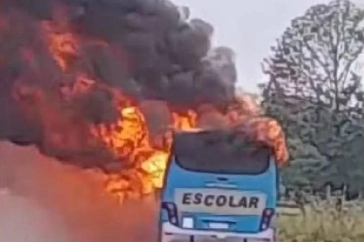 Ônibus escolar pega fogo em Candeias do Jamari