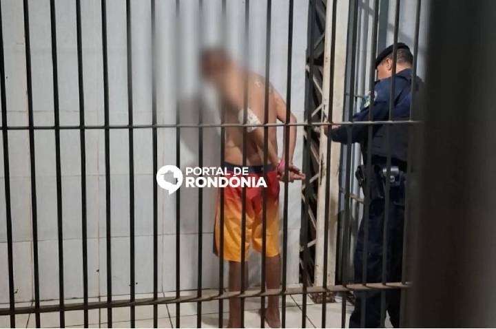 Pai encontra conversas entre homem e filha adolescente, agride suspeito e chama a PM