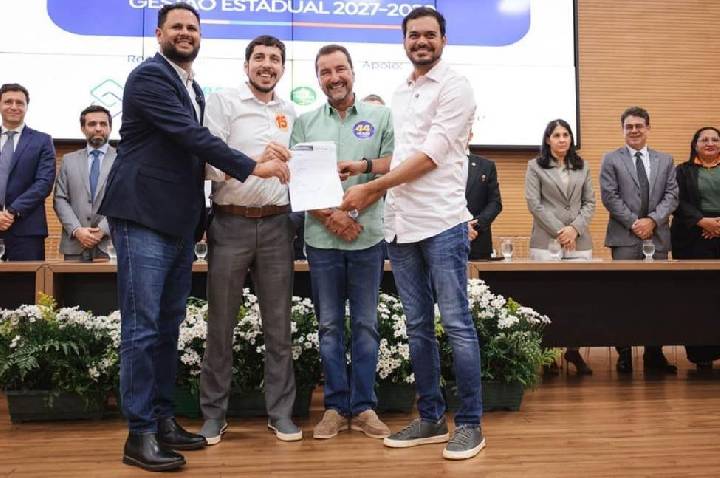 Pedro Abib assina 'Pacto pela Educação' e apresenta propostas para a rede de ensino