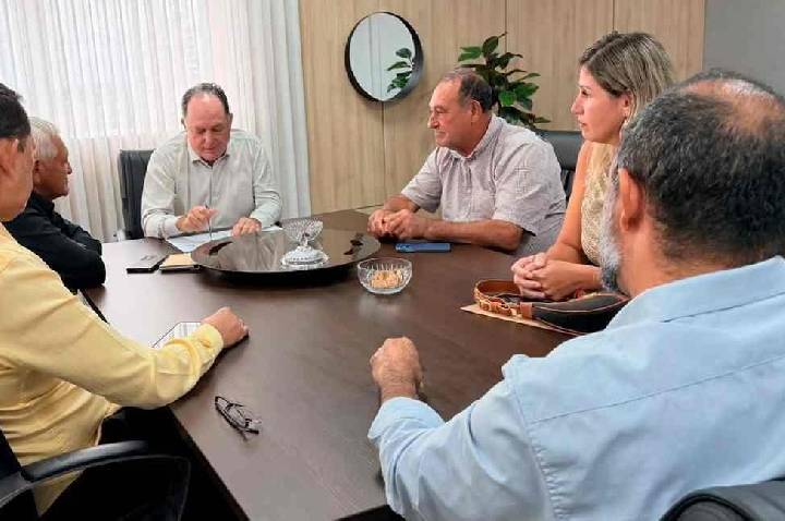 Pedro Fernandes recebe comitiva de Cacaulândia na Assembleia Legislativa