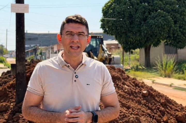 Pedro Geovar acompanha obras na Rua Aquiles Paraguaçu