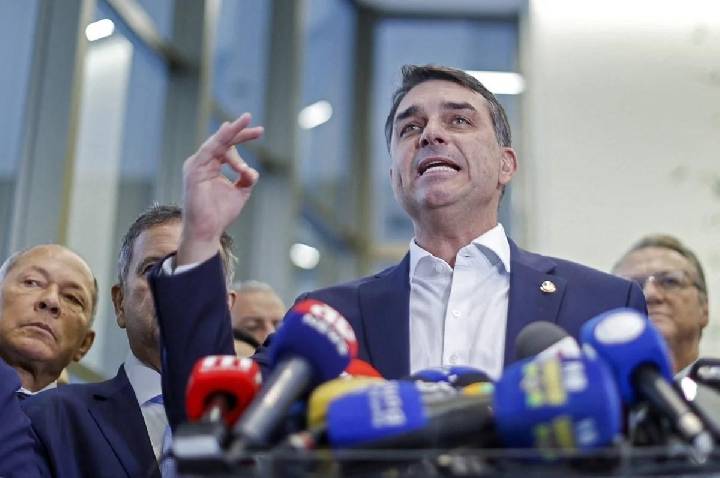 PF aciona autoridades da Argentina para verificar suposta fuga de Flávio Bolsonaro