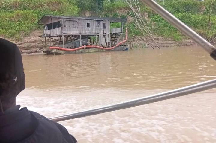 PF destrói 72 embarcações usadas em garimpo ilegal no Rio Madeira em Porto Velho