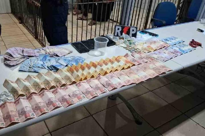 PM fecha ponto de tráfico e detém cinco no Beco da Duque