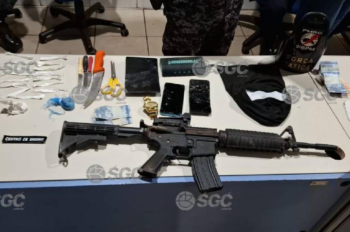 PM prende sete suspeitos e apreende drogas e réplica de fuzil na zona Sul de Porto Velho