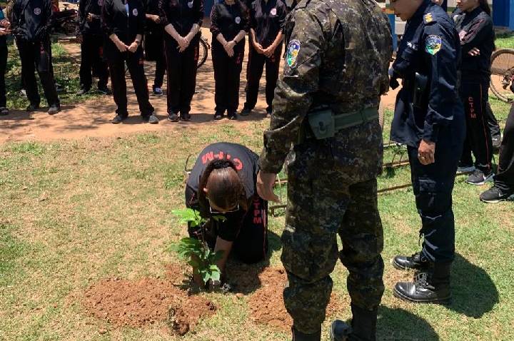 Polícia Ambiental promove educação ambiental e plantio de mudas em alusão ao Dia da Natureza