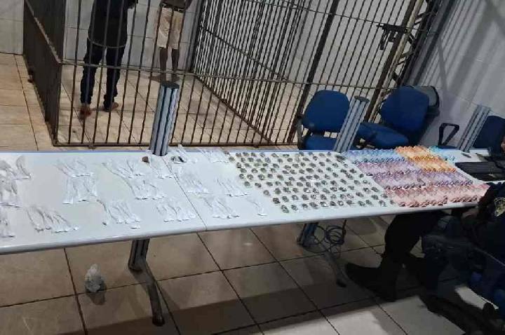 Polícia apreende 201 porções de drogas no bairro São Francisco
