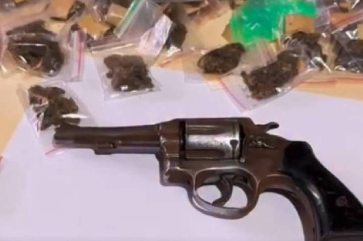 Polícia Civil prende mulher e apreende arma e drogas em São Francisco do Guaporé