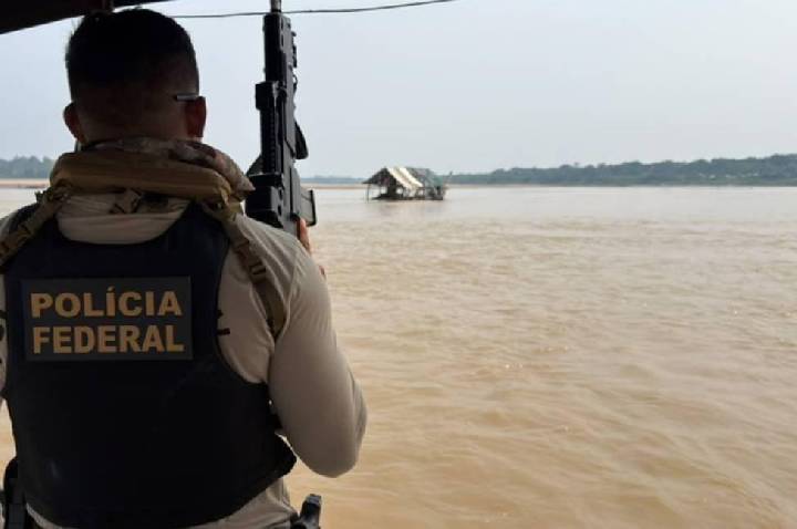 Polícia Federal e Ibama inutilizam 15 dragas de garimpo ilegal no decorrer de Operação Argos no Rio Madeira