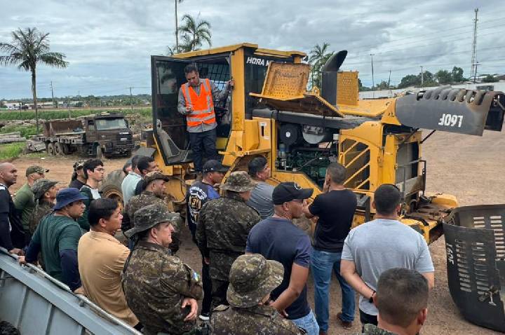 Policiais Militares prontos para operar máquinas pesadas
