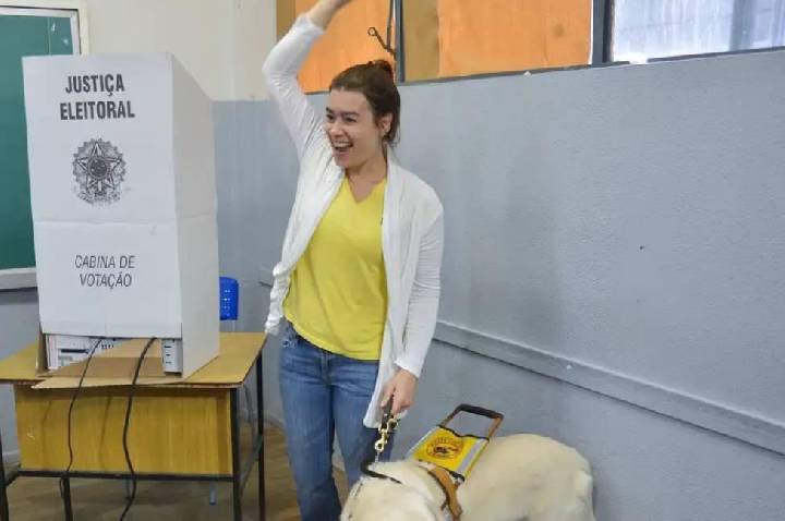 Prazo para solicitar transporte eleitoral gratuito para pessoas com deficiência encerra nesta segunda-feira