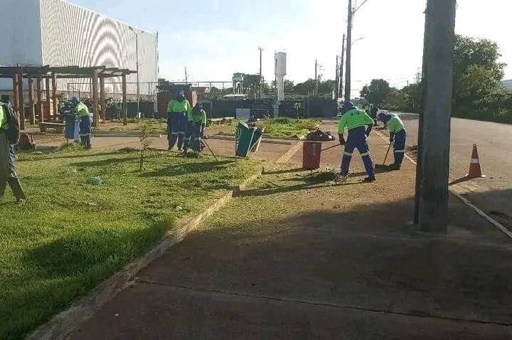 Prefeitura atende pedido do vereador Márcio Pacele e realiza limpeza na praça do bairro Flamboyant