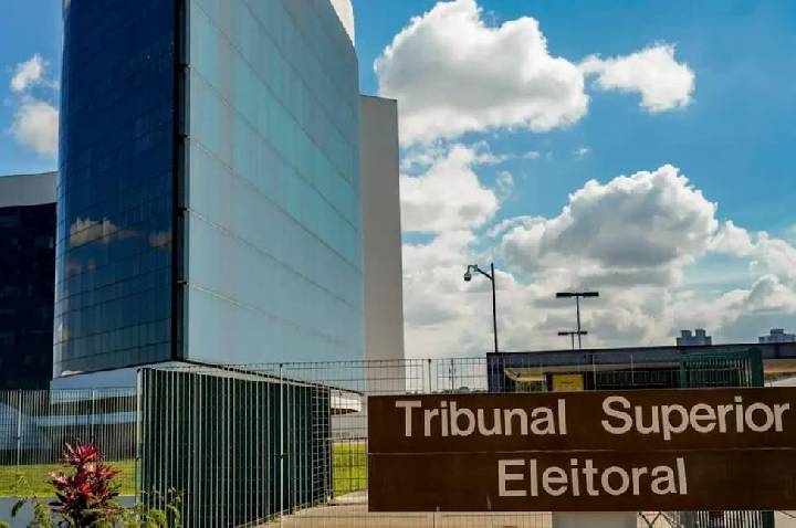 Presidente do TSE convoca reuniões com campanhas de Lula e Flávio Bolsonaro sobre desinformação no 2º turno
