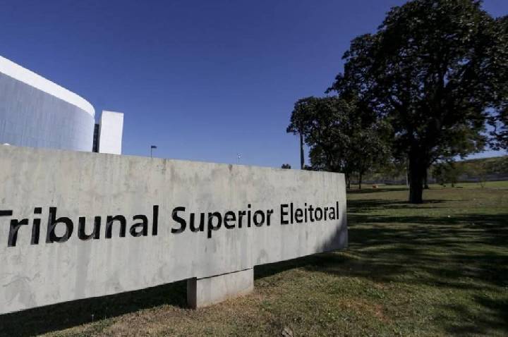 Presidente do TSE reúne campanhas de Lula e Flávio Bolsonaro em busca de acordo contra proliferação de ações judiciais