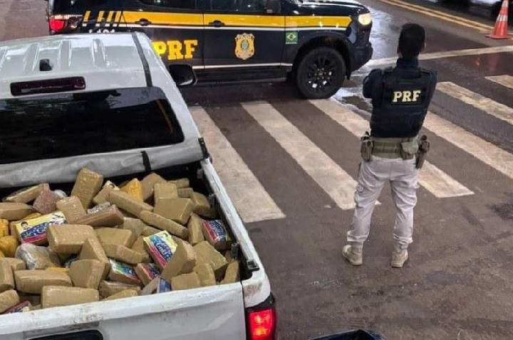 PRF apreende quase meia tonelada de drogas em caminhão na BR-364