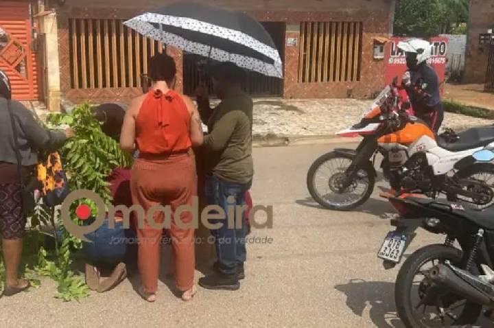 Queda de motocicleta deixa mulher com fratura grave na perna no bairro Areal em Porto Velho