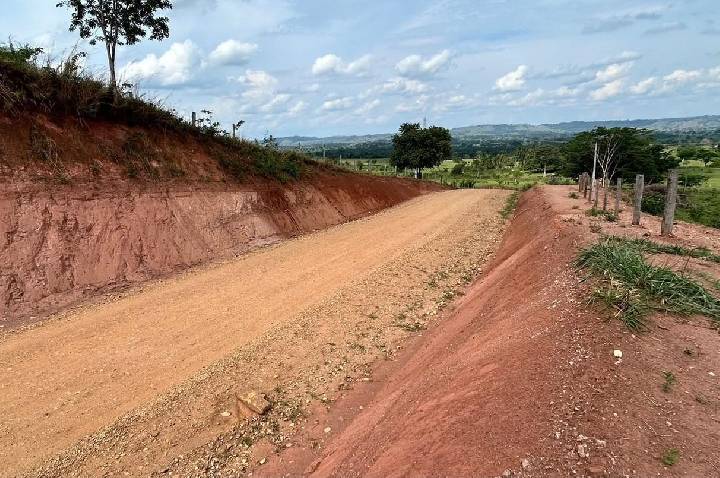 Rebaixamento de morros facilita o tráfego nas rodovias de Corumbiara com articulação do deputado Ezequiel Neiva