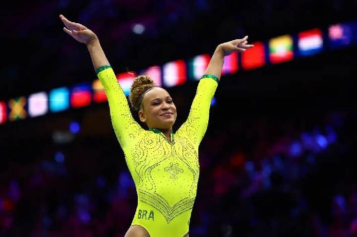 Rebeca Andrade brilha no Mundial de Ginástica e Brasil garante cinco finais femininas