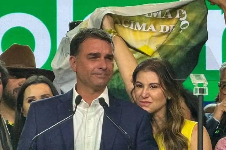 Reportagem aponta que Flávio Bolsonaro viajou em jato ligado a Daniel Vorcaro