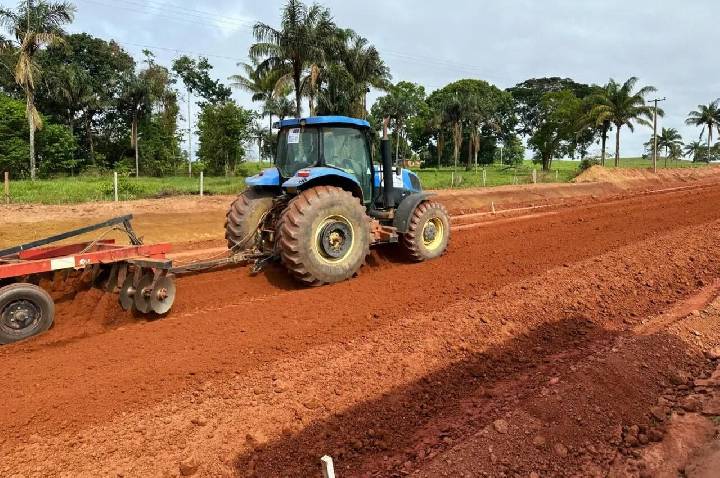 Serviços de terraplanagem são executados pelo governo de RO na RO-494, em Primavera de Rondônia