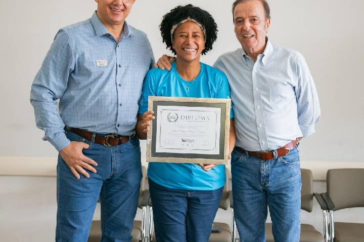 Sílvia Cristina recebe certificado por sua atuação como coordenadora de leilão do Hospital de Amor