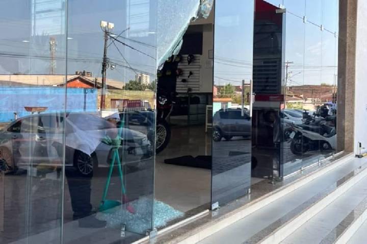 Três homens são presos depois de arrombamento e furto de motocicletas em concessionária na zona Leste de Capital