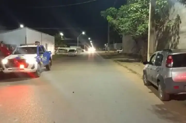 Vídeo: Motorista é preso após bater carro em muros de casas em Vilhena