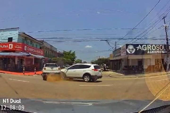 Vídeo registra forte colisão entre automóveis em cruzamento movimentado da zona leste de Porto Velho