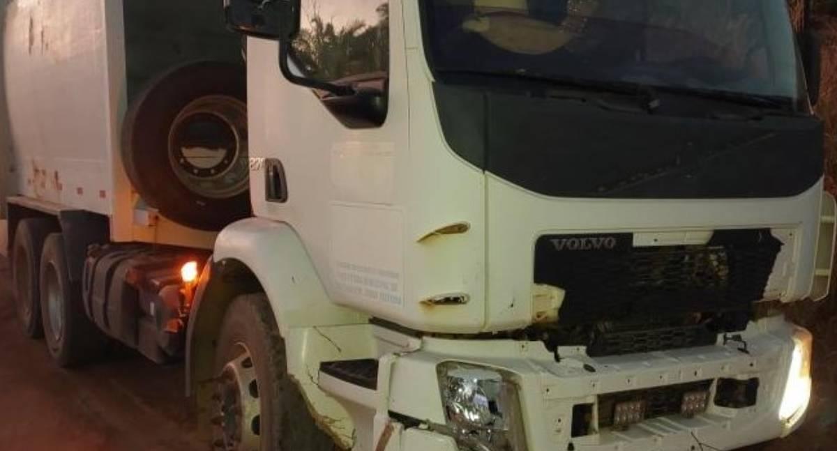 Acidente com caminhão na zona rural de Governador Jorge Teixeira deixa veículo e animal feridos