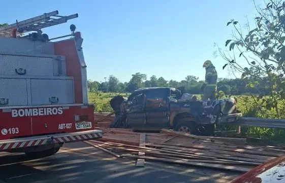 Carreta carregada de madeira tomba sobre caminhonete e mata três pessoas na BR-364