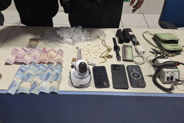 Casal é preso pela polícia em apartamento por suspeita de comercializar drogas