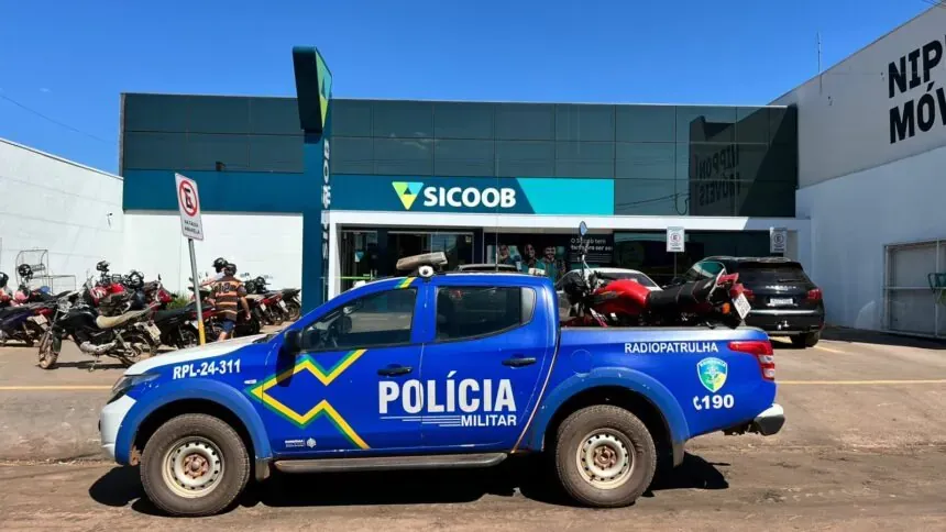 Criminoso armado assalta agência do Sicoob em e foge com R$ 14 mil, em RO