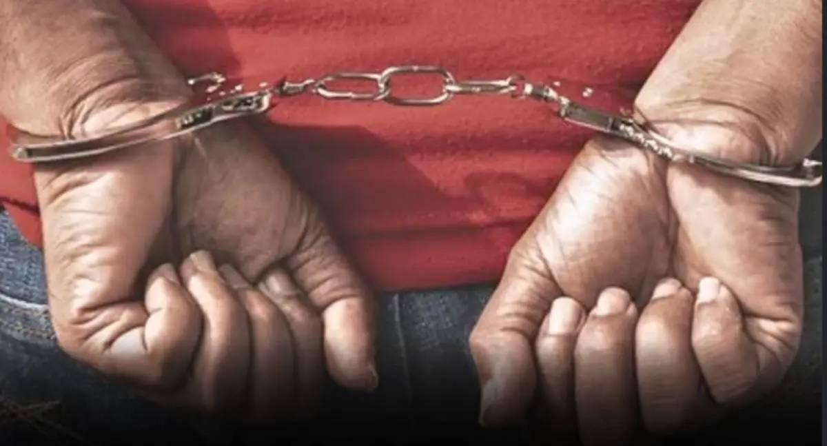 Criminosos em caminhonete atiram em casal com criança na zona leste