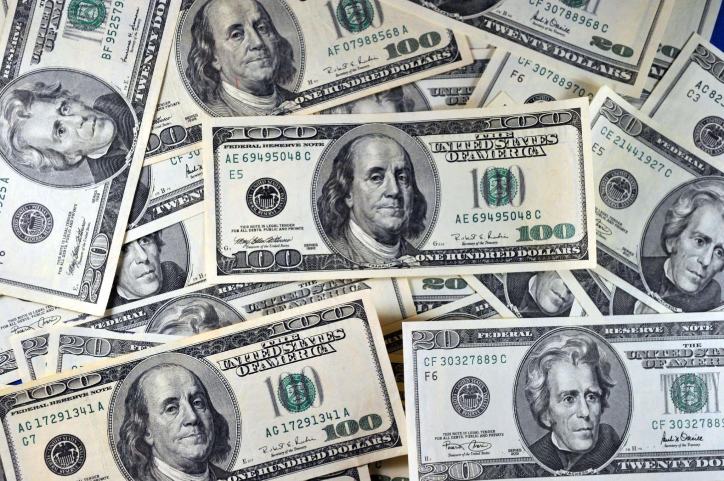 Dólar se mantém em R$ 5,50 e bolsa sobe após ata do Copom