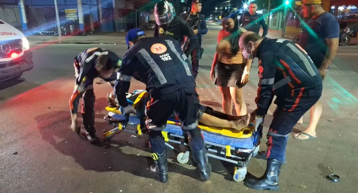 Jovem motociclista fica gravemente ferido após ser atingido por carro que furou sinal em Porto Velho