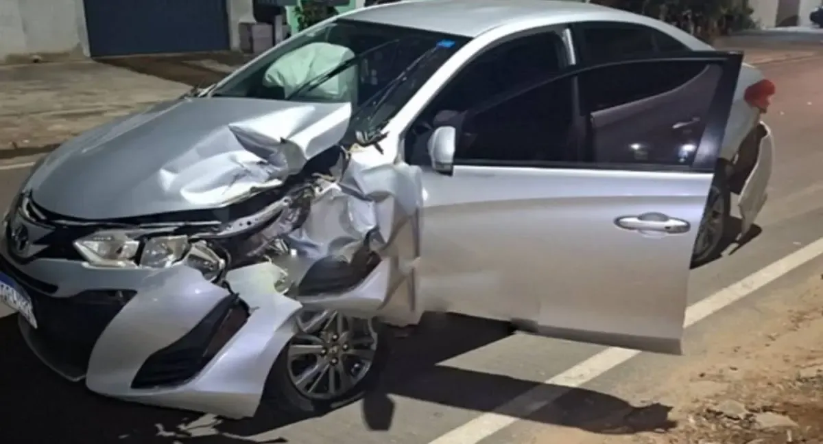 Motorista colide com caçamba de entulho em Ji-Paraná