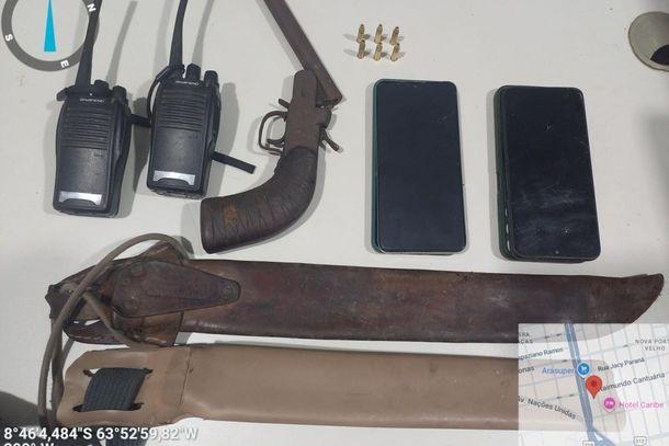 PM apreende armas e grande quantidade de madeira na BR-319