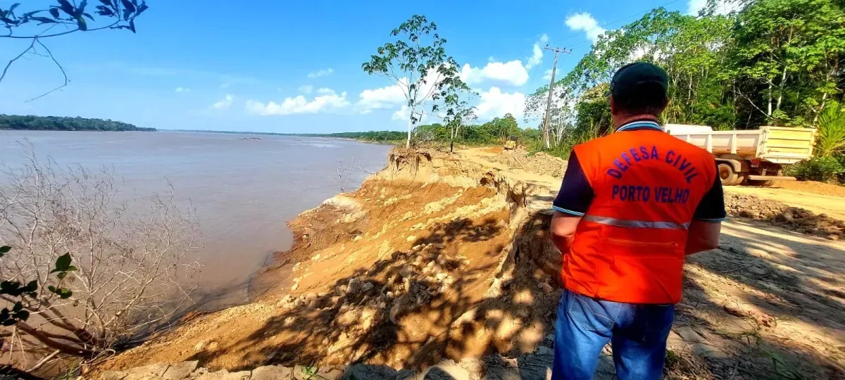 Prefeitura monitora e interdita áreas de riscos, orienta as famílias nesses locais e reabre trecho da Estrada do Belmont