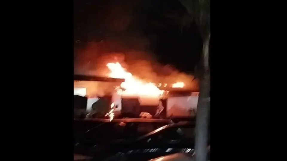 Incêndio atinge oficina mecânica no Riachuelo, bombeiros agiram rapidamente