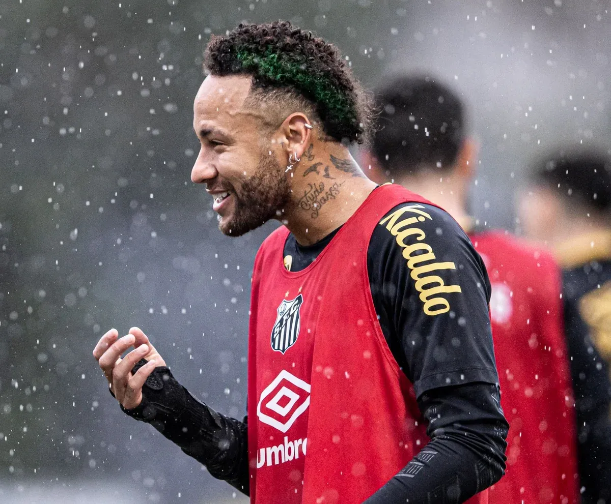 Neymar surge em treino do Santos com novo visual