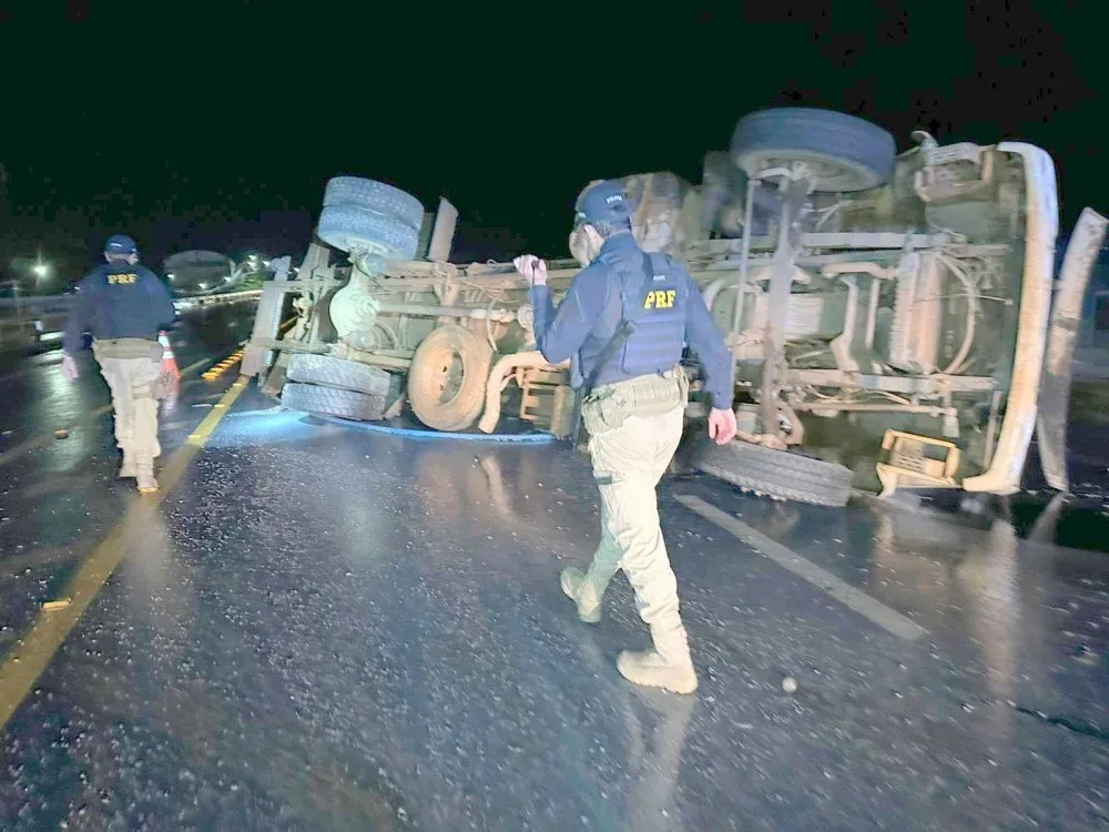 Caminhão tomba na BR-364 após motorista perder o controle durante chuva