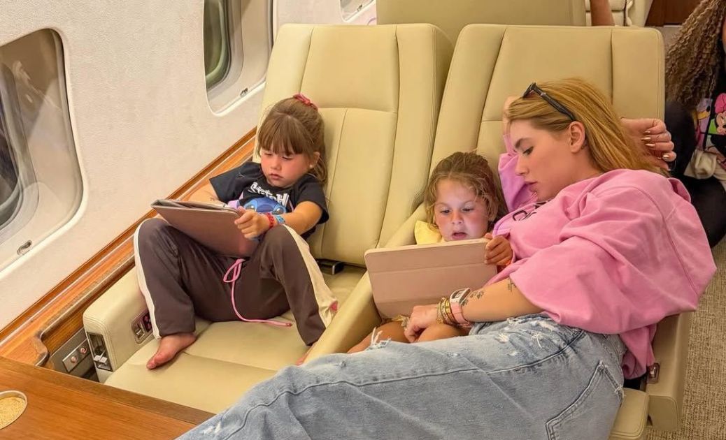 Virginia Fonseca chega a Madri com os filhos após dias na Bahia