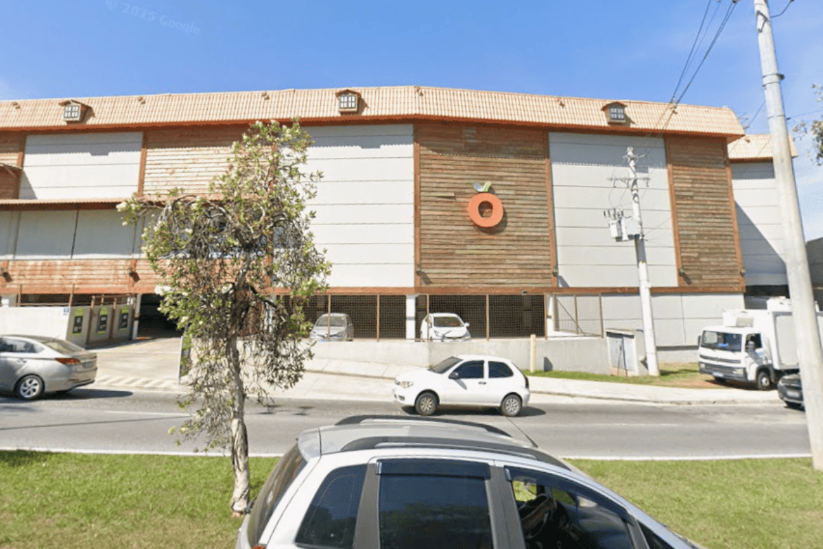 Elevador com clientes de mercado cai e deixa feridos em SP