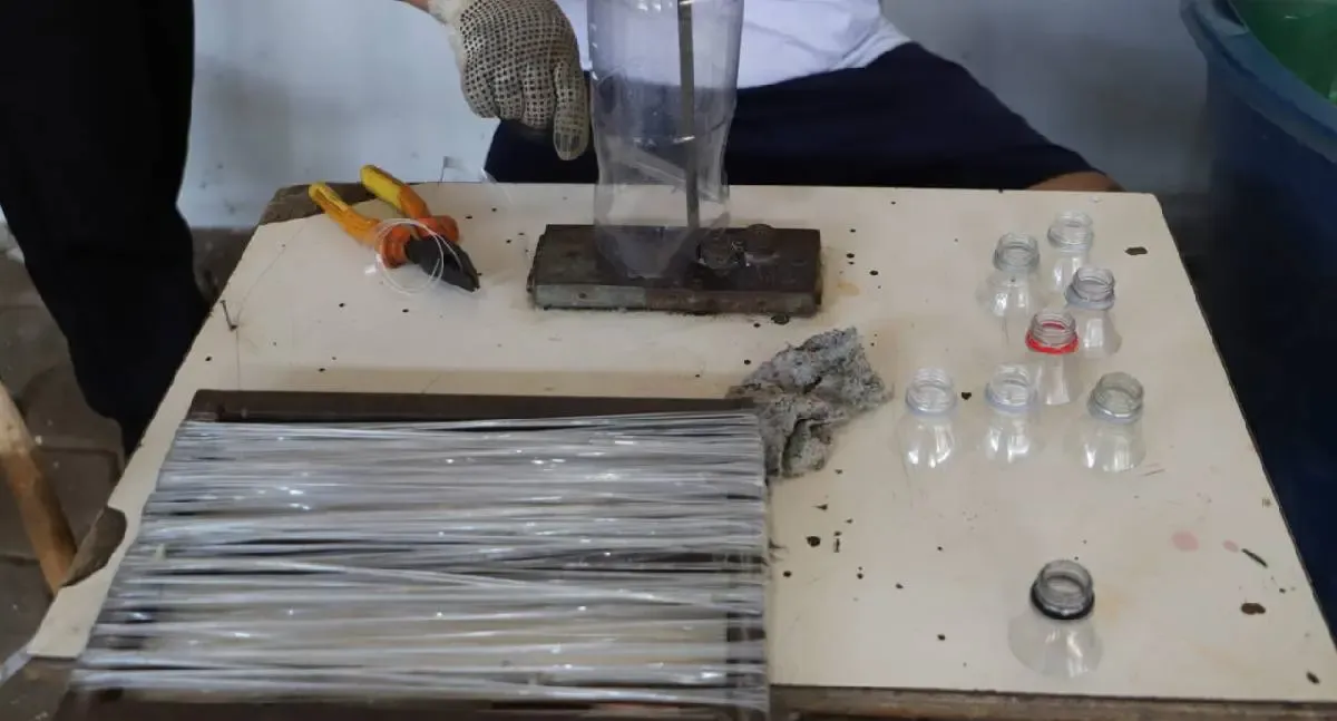 Mão de obra reeducanda produz vassouras recicláveis: ação avança em Porto Velho