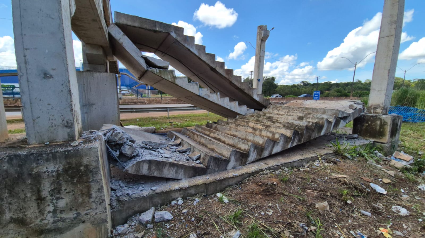 Passarela da BR-364 tem escadaria isolada após danos estruturais em Porto Velho
